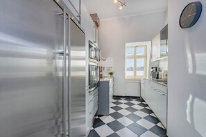 Fridge, microwave, oven, stovetop - Vacation apartment Villa Schlossbauer 13 - Stylish panoramic view of Heringsdorf (Heringsdorf (Seebad))