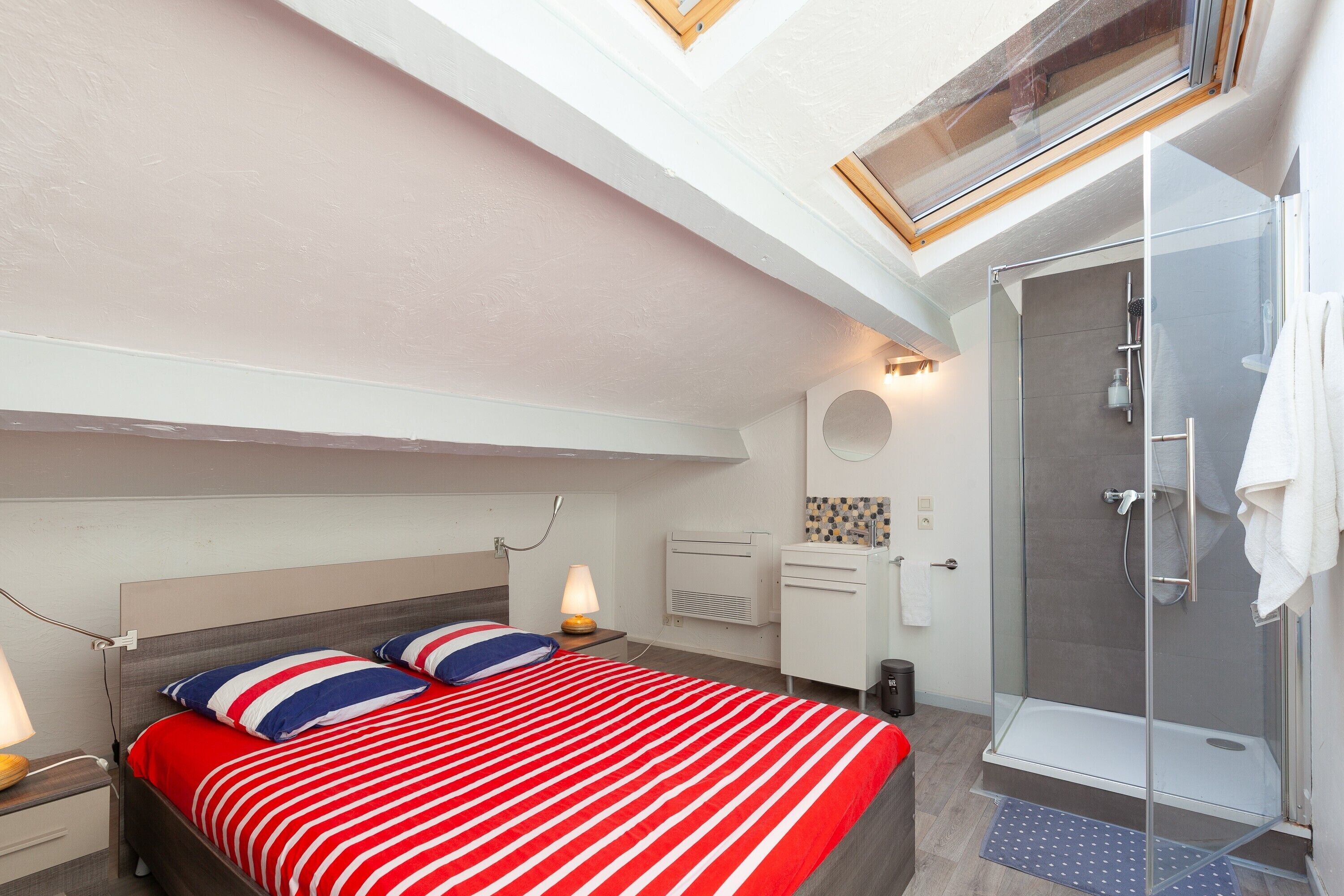 3 bedrooms, iron/ironing board, free WiFi, bed sheets