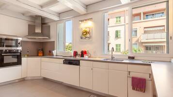 Réfrigérateur, micro-ondes, four, plaque de cuisson