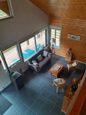 TV, fireplace, DVD player, books