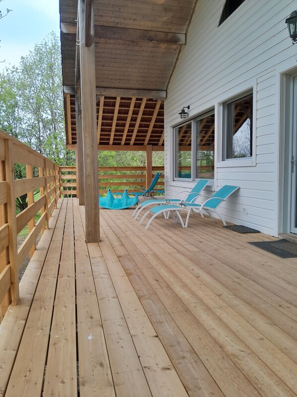 Terrace/patio - Chalet "l'Escapade du Hérisson" Near Lac de Chalain and Cascades du Hérisson (Doucier)