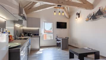 Fridge, oven, stovetop, dishwasher