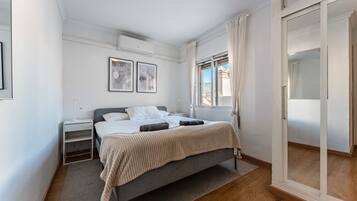 2 slaapkamers, een strijkplank/strijkijzer, gratis wifi, beddengoed