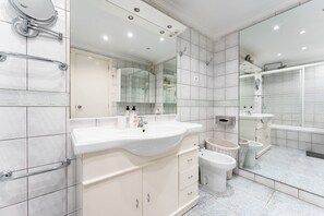 Shower, hair dryer, towels - Apartment 'Penthouse In Old Town' with Sea View, Wi-Fi and Air Conditioning (Fuengirola)