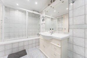 Shower, hair dryer, towels - Apartment 'Penthouse In Old Town' with Sea View, Wi-Fi and Air Conditioning (Fuengirola)