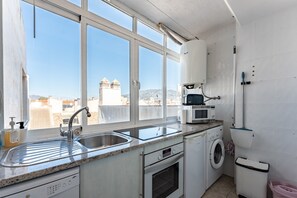 Fridge, microwave, oven, dishwasher - Apartment 'Penthouse In Old Town' with Sea View, Wi-Fi and Air Conditioning (Fuengirola)