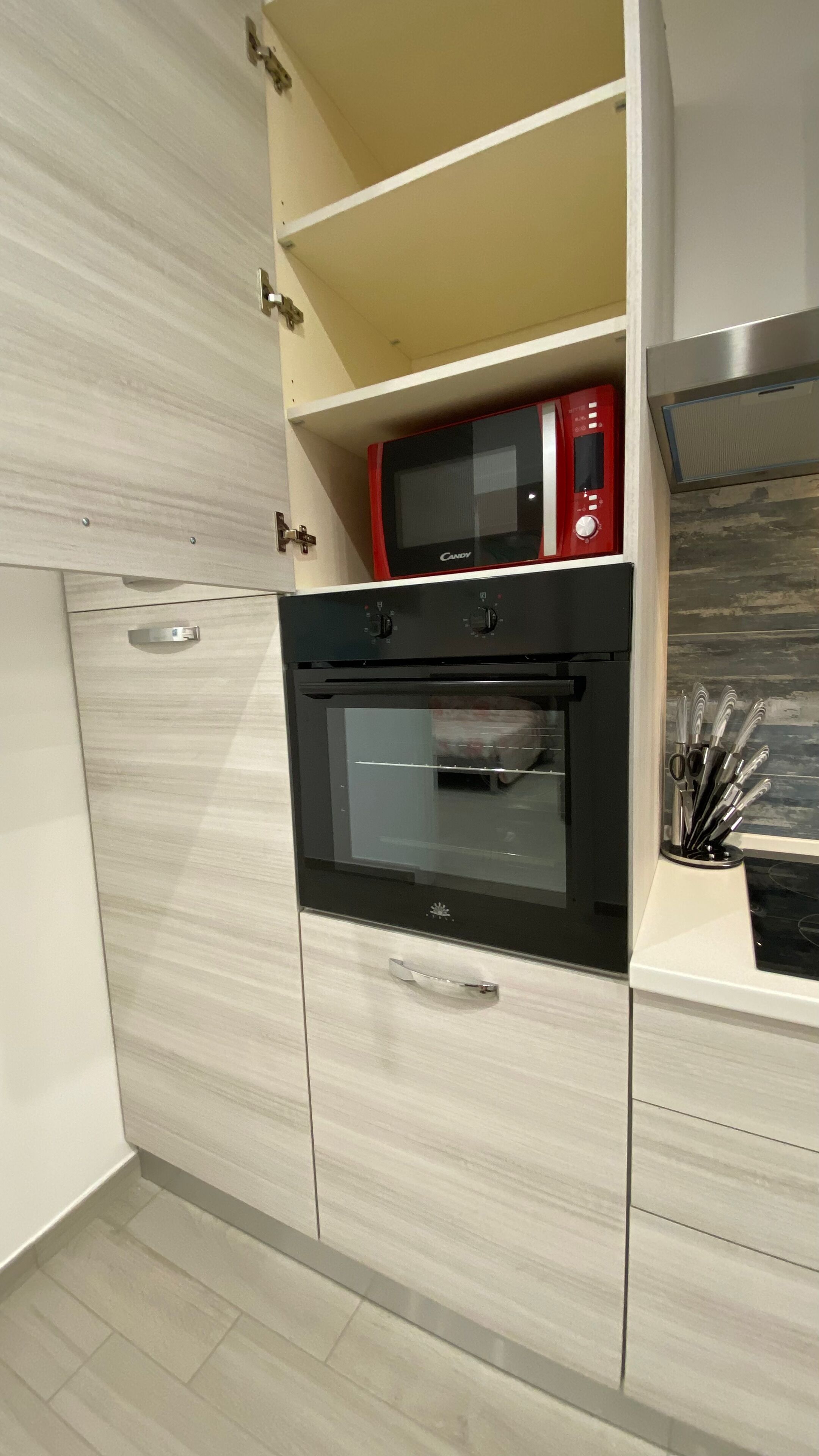 Kühlschrank, Mikrowelle, Ofen, Herdplatte