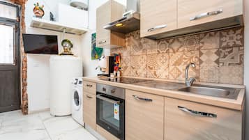 Refrigerador, horno, parrilla de estufa y cafetera y tetera