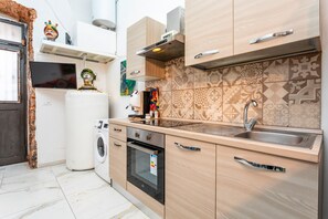 Frigorifero, forno, piano cottura, macchina per tè/caffè