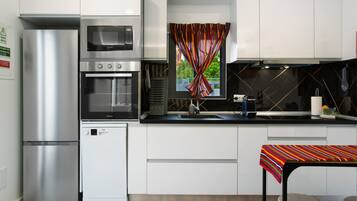 Een koelkast, een magnetron, een oven, een kookplaat