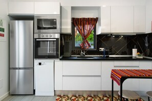 Refrigerador, microondas, horno, placa de cocina