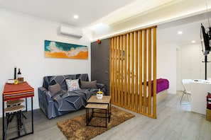 TV - Holiday Home 'Little Zen House' with Mountain View, Wi-Fi and Air Conditioning (santana)