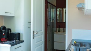 A compact kitchen with white cabinets, a coffee maker, and a sink. - La tiny T Loches, close to Beauval Zoo and the Châteaux. (Loches)