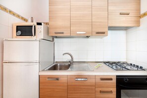 Køleskab, mikrobølgeovn, ovn, kogeplade