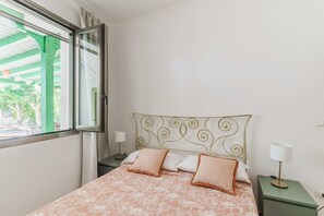 Travel cot, free WiFi, bed sheets