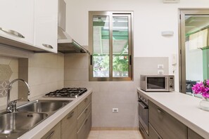 Réfrigérateur, micro-ondes, plaque de cuisson, lave-vaisselle