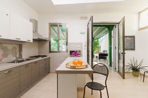 Réfrigérateur, micro-ondes, plaque de cuisson, lave-vaisselle