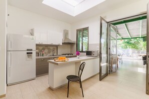 Réfrigérateur, micro-ondes, plaque de cuisson, lave-vaisselle