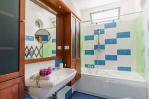 Bruser, hårtørrer, bidet, håndklæder