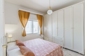 Cuna de viaje, wifi gratis y ropa de cama 