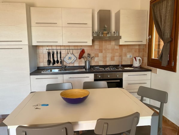 Frigorifero, microonde, forno, piano cottura
