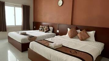 Minibar (con algunos artículos gratuitos) y escritorio