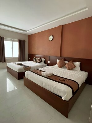 Artículos del minibar gratis, escritorio y sistema de insonorización