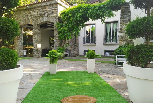 two connecting rooms with internal bathroom