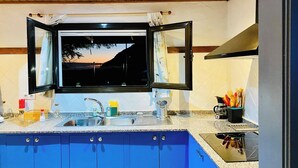 Wasserkocher mit Kaffee-/Teezubehör, Kühlschrank, Mikrowelle, Ofen