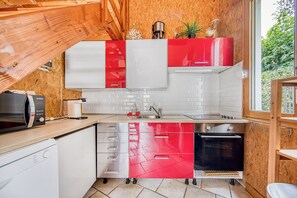 Réfrigérateur, micro-ondes, plaque de cuisson, lave-vaisselle