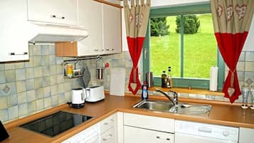 Apartment, 2 Bedrooms, Balcony, Mountain View | Interior
