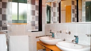 アパートメント 2 ベッドルーム バルコニー マウンテンビュー | バスルーム | トイレットペーパー
