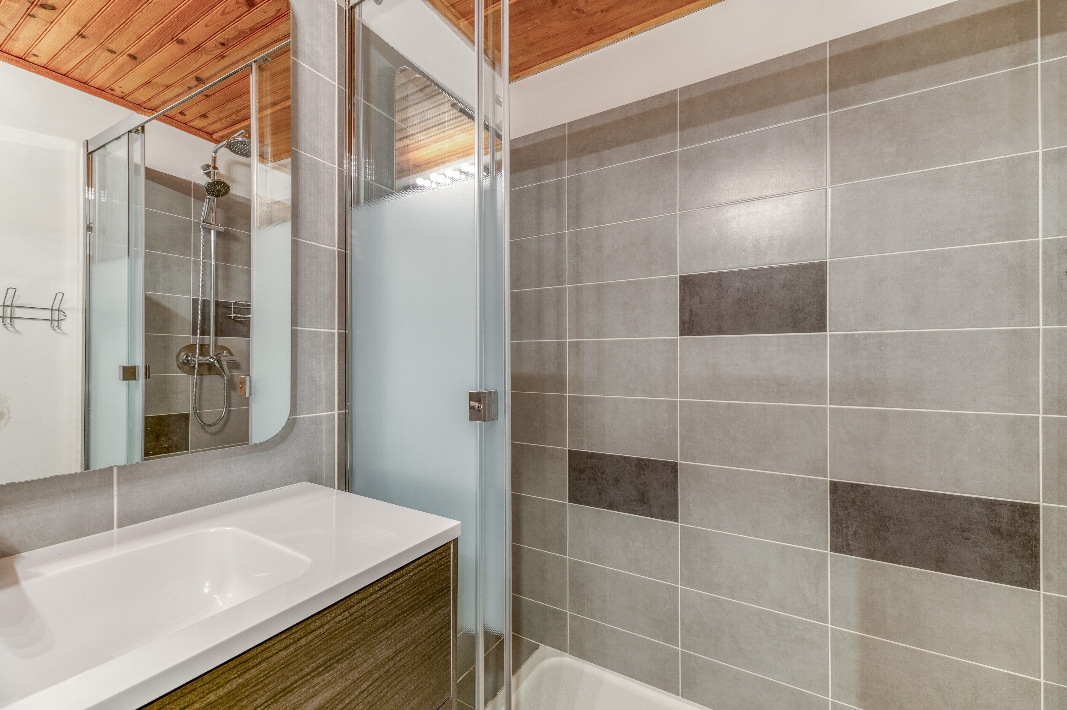 Douche, sèche-cheveux, serviettes fournies