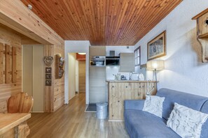 TV - Apartment 'Gawal 1' with Mountain View, Private Terrace and Wi-Fi (Villard-Reculas)