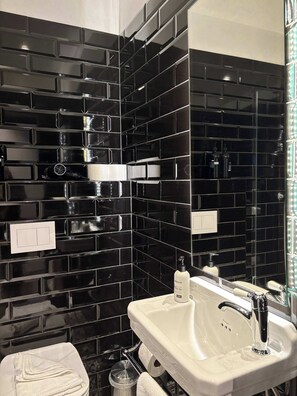 Douche, sèche-cheveux, serviettes fournies