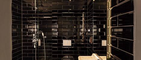 Douche, séchoir à cheveux, serviettes fournies