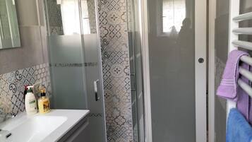 Asciugacapelli, asciugamani, sapone, carta igienica