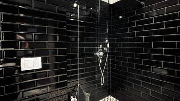 Douche, séchoir à cheveux, serviettes fournies, savon
