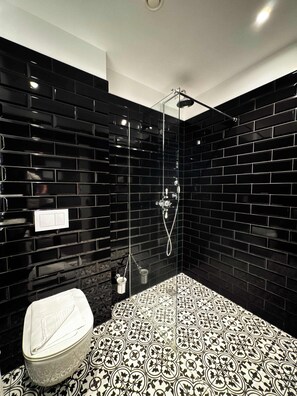 Dusche, Haartrockner, Handtücher, Seife