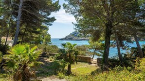 A coastal path leading to a house with a view of the sea and a rocky outcrop. - Holiday Home 'Aladern' with Sea View, Private Terrace and Wi-Fi (Font de Sa Cala)