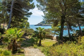 Property grounds - Holiday Home 'Aladern' with Sea View, Private Terrace and Wi-Fi (Font de Sa Cala)