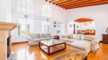 Télévision, cheminée