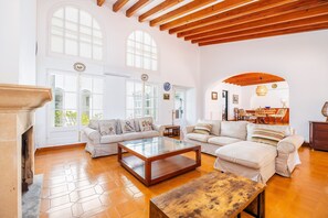 TV, fireplace - Holiday Home 'Aladern' with Sea View, Private Terrace and Wi-Fi (Font de Sa Cala)