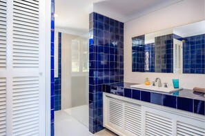 Shower, hair dryer, towels - Holiday Home 'Aladern' with Sea View, Private Terrace and Wi-Fi (Font de Sa Cala)