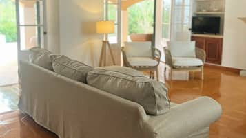 Een televisie en een open haard