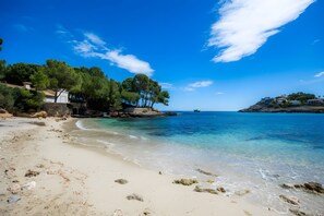 On the beach - Holiday Home 'Aladern' with Sea View, Private Terrace and Wi-Fi (Font de Sa Cala)