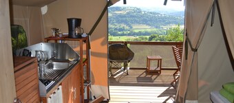 Wooden Chalet in Bessuéjouls – Glamping Lodge with Private Terrace, Garden, and Mountain View