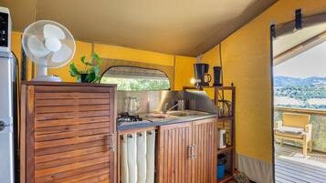Refrigerador, microondas, placa de cocina, cafetera/tetera