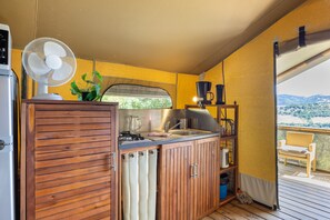 Réfrigérateur, micro-ondes, plaque de cuisson, cafetière/bouilloire