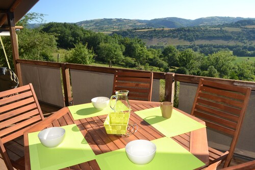 Wooden Chalet in Bessuéjouls – Glamping Lodge with Private Terrace, Garden, and Mountain View